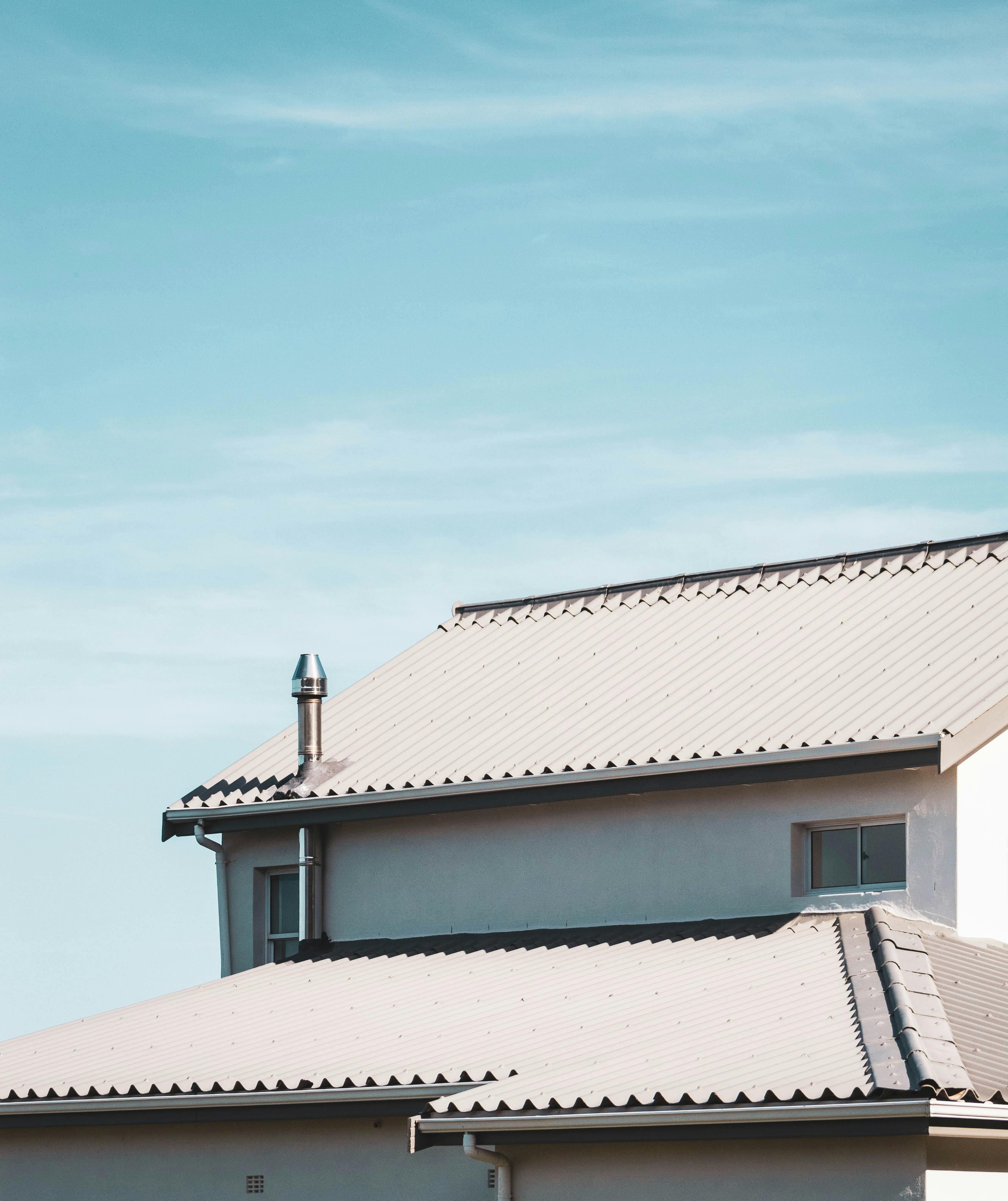 Seamless vs. Sectional Gutters: Which Is Right for Your Florida Home?